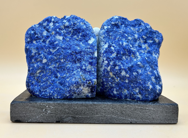 Goldmarmor-Engel vor Lapis